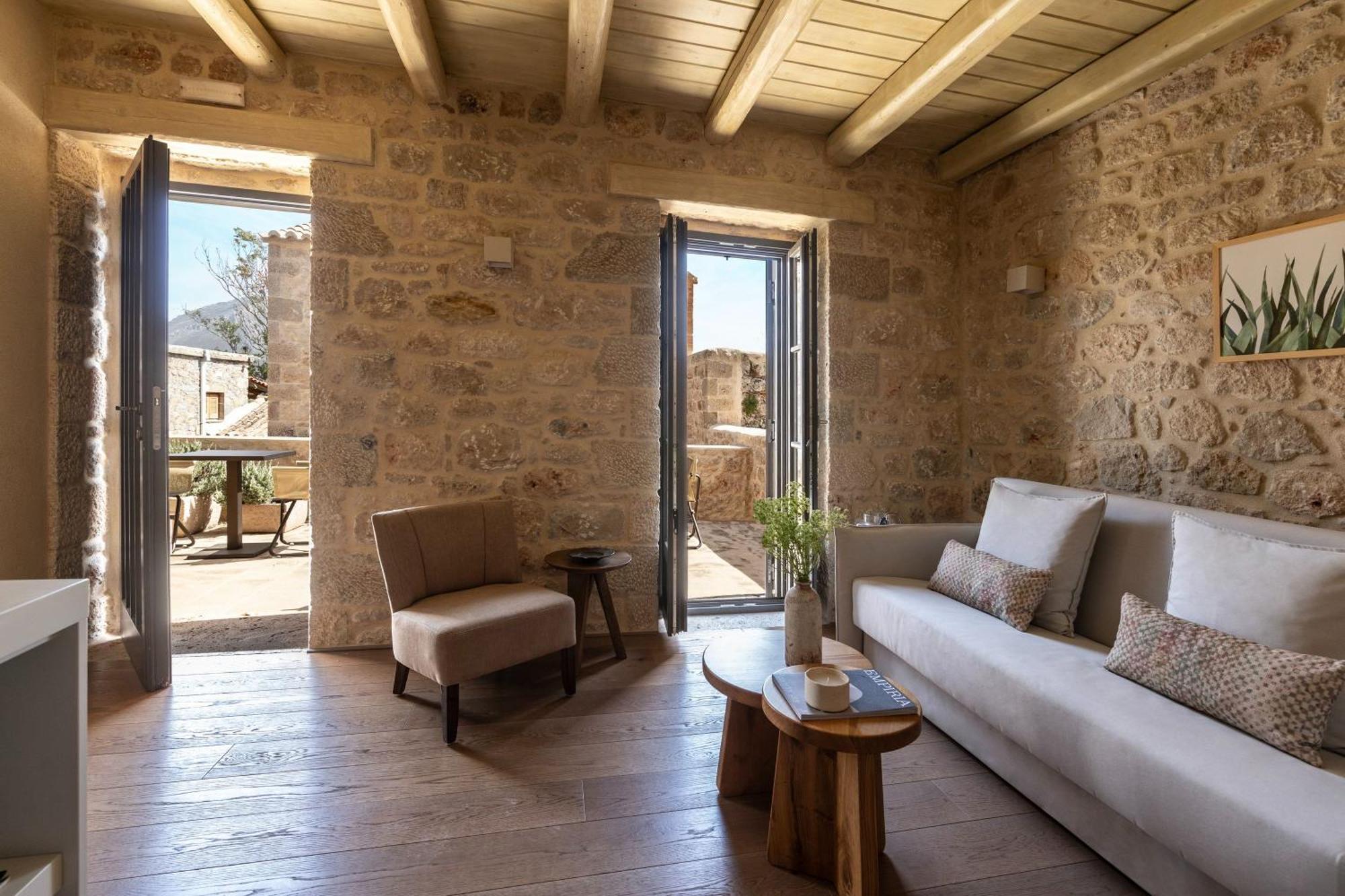 Korona Boutique Hotel Oitilon Exterior photo